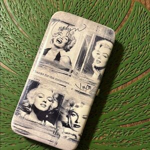 Vintage Style wallet Case with Iconic Portraits - Beige
